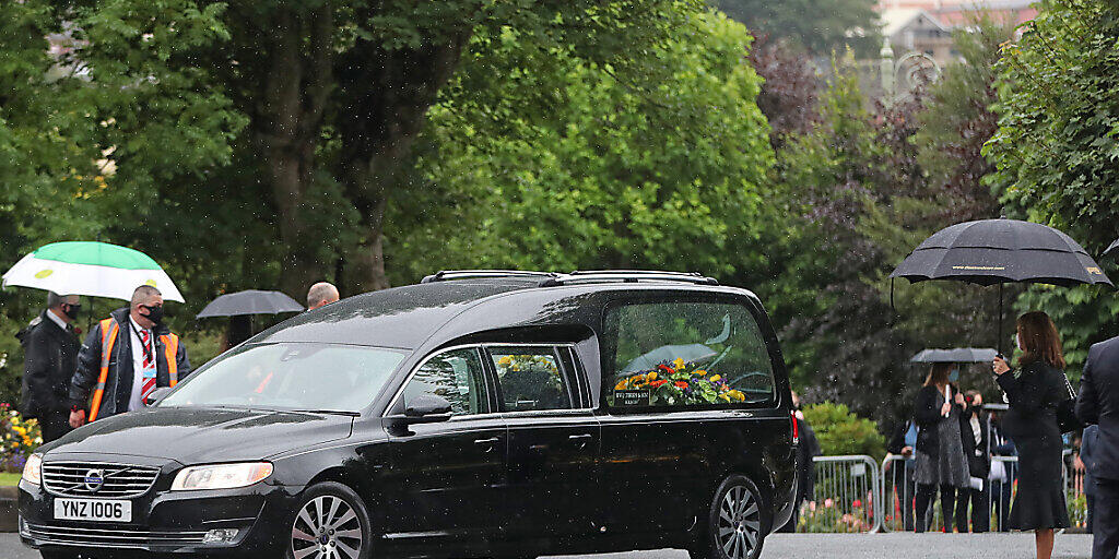 Der Leichenwagen mit dem Leichnam des Friedensnobelpreisträgers John Hume trifft vor dessen Beerdigung an der St. Eugene's Cathedral ein. Foto: Niall Carson/PA Wire/dpa