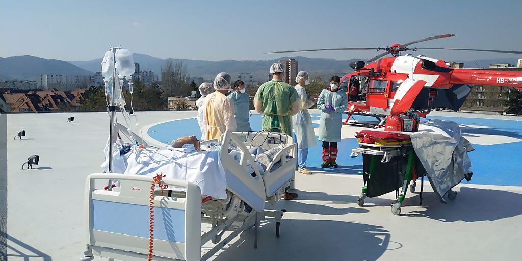 Eine Rega-Crew übernimmt den Transport eines Coronavirus-Patienten. (Symbolbild)