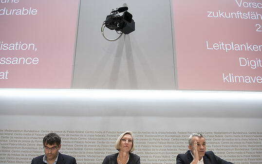 Die SP-Nationalräte Roger Nordmann (VD), Prisca Birrer-Heimo (LU) und Beat Jans (BS) (vlnr) stellen das neue Wirtschaftskonzept der SP Schweiz vor.