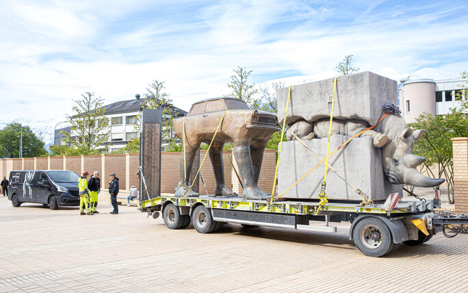 Aufbau der Skulpturen der Bad Ragartz in Vaduz (26.04.2024)