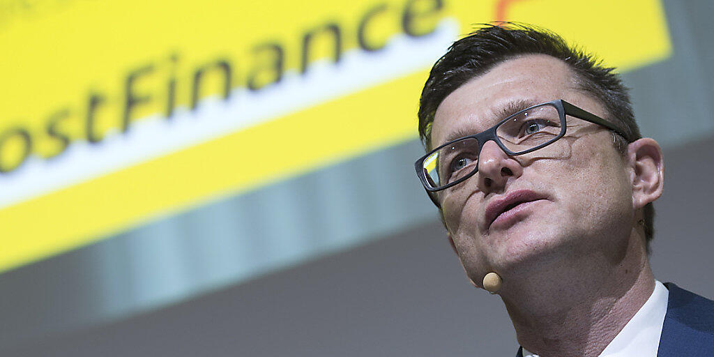 Postfinance-Chef Hansruedi Köng will angesichts sinkender Gewinnmargen bis zu 500 Stellen bis 2020 abbauen. (Archiv)