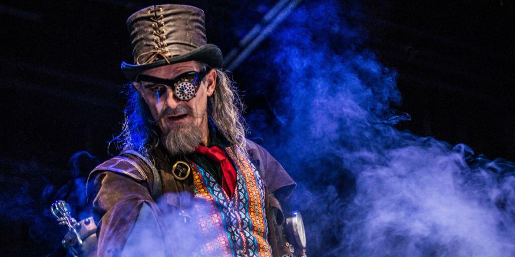 Matthias Neukirch spielt Captain Hook in Ingo Berks Inszenierung "Peter Pan" am Schauspielhaus Zürich. Das Stück hatte am 11. November 2017 seine Deutschsprachige Erstaufführung.