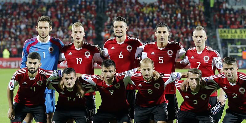 Die albanische Nationalmannschaft formiert sich vor einem Testspiel