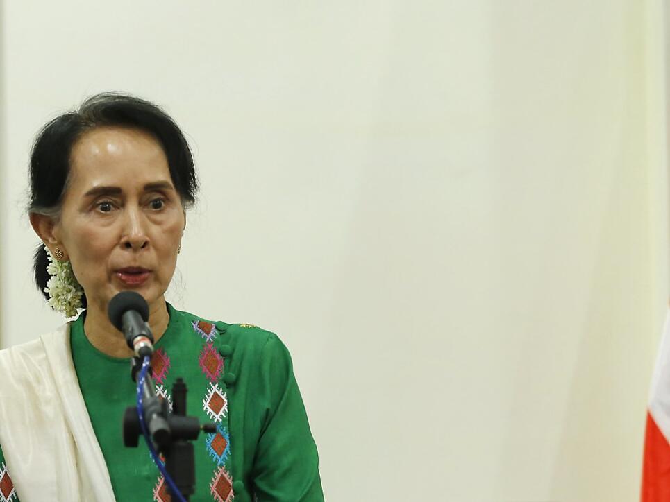 Myanmars De-facto-Regierungschefin Aung San Suu Kyi  am Mittwoch vor den Medien in Naypyitaw.