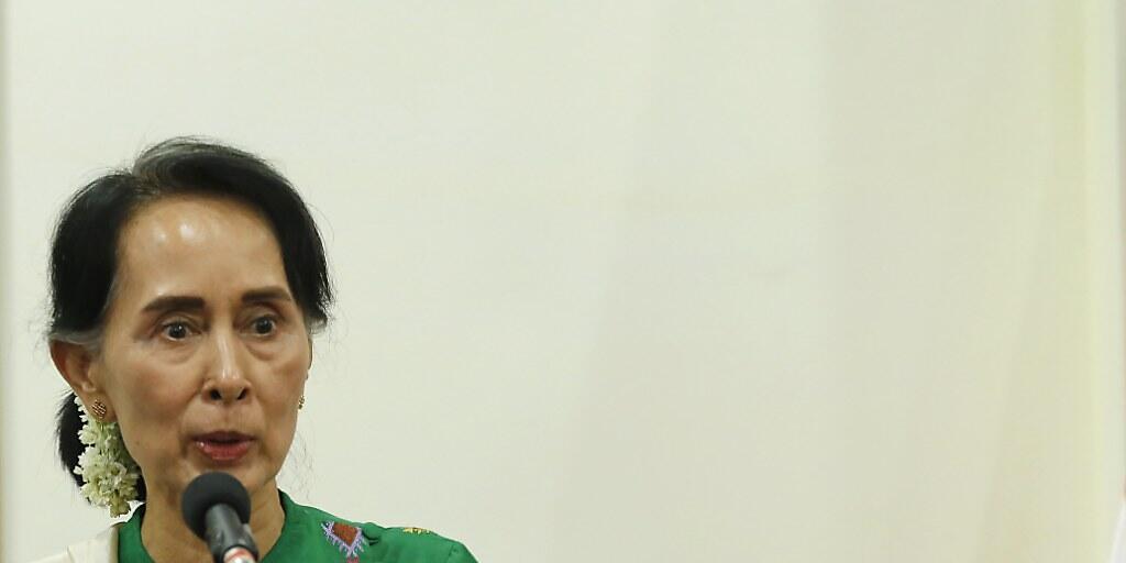 Myanmars De-facto-Regierungschefin Aung San Suu Kyi  am Mittwoch vor den Medien in Naypyitaw.
