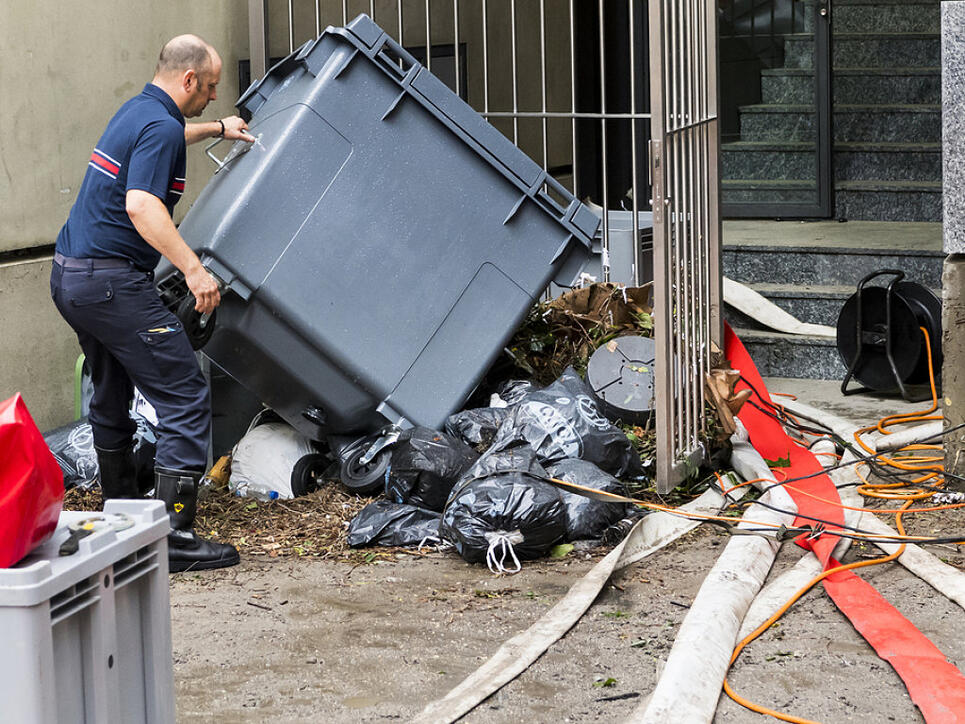 Nach dem Jahrhundert-Regen ist in Lausanne das grosse Aufräumen angesagt. Das Hochwasser richtete Schäden in der Höhe von ungefähr 5 Millionen Franken an.