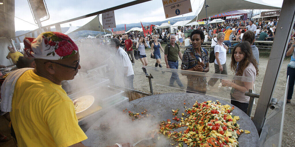 Kulinarische Gaumenfreuden aus aller Welt sind seit jeher ein Kennzeichen des Paléo Festivals in Nyon. Nun will das Open Air auch etwas gegen Lebensmittelabfälle unternehmen. (Archivbild)
