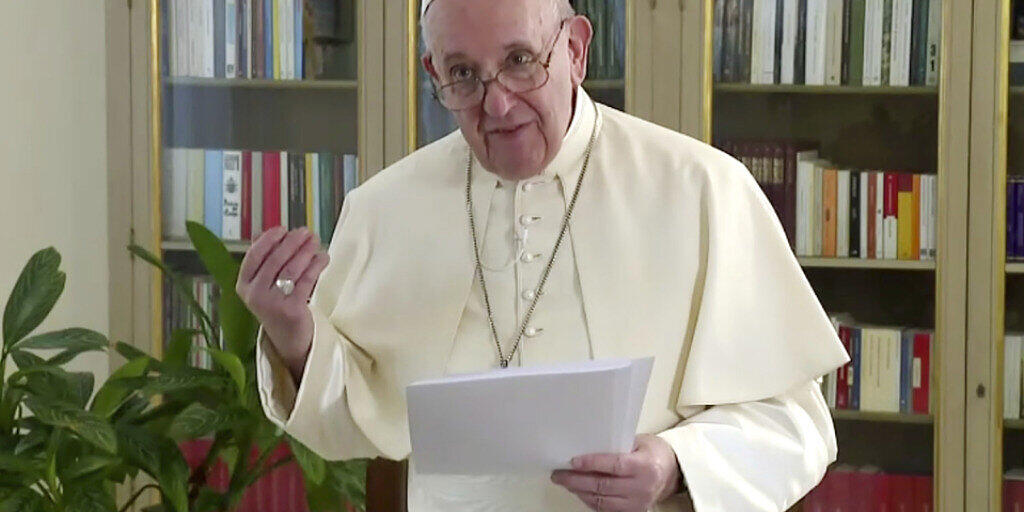 HANDOUT - Papst Franziskus spricht am vierten Tag der 75. Generaldebatte der UN-Vollversammlung in einer vorher aufgezeichneten Videobotschaft, die im Hauptquartier der Vereinten Nationen abgespielt wird. Foto: -/UNTV/AP/dpa - ACHTUNG: Nur zur redaktionellen Verwendung im Zusammenhang mit der aktuellen Berichterstattung und nur mit vollständiger Nennung des vorstehenden Credits