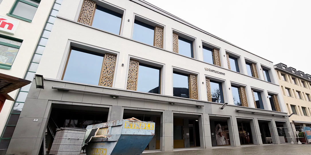 Neben der Lindt-Filiale (r.) k&ouml;nnen Touristen k&uuml;nftig Geschenke im Souvenir-Laden kaufen.