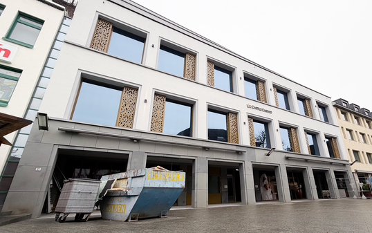 Neben der Lindt-Filiale (r.) können Touristen künftig Geschenke im Souvenir-Laden kaufen.