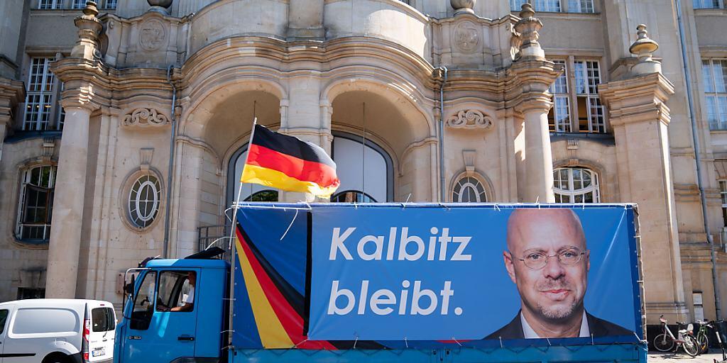 Ein LKW mit dem Konterfei des ehemaligen Brandenburger AfD-Fraktionsvorsitzenden Andreas Kalbitz fährt am Berliner Landgericht vorbei. Das Landgericht verhandelt über den Eilantrag von Kalbitz gegen die Annullierung seiner AfD-Mitgliedschaft. Foto: Kay Nietfeld/dpa