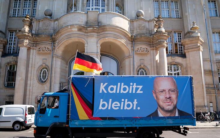 Ein LKW mit dem Konterfei des ehemaligen Brandenburger AfD-Fraktionsvorsitzenden Andreas Kalbitz fährt am Berliner Landgericht vorbei. Das Landgericht verhandelt über den Eilantrag von Kalbitz gegen die Annullierung seiner AfD-Mitgliedschaft. Foto: Kay Nietfeld/dpa