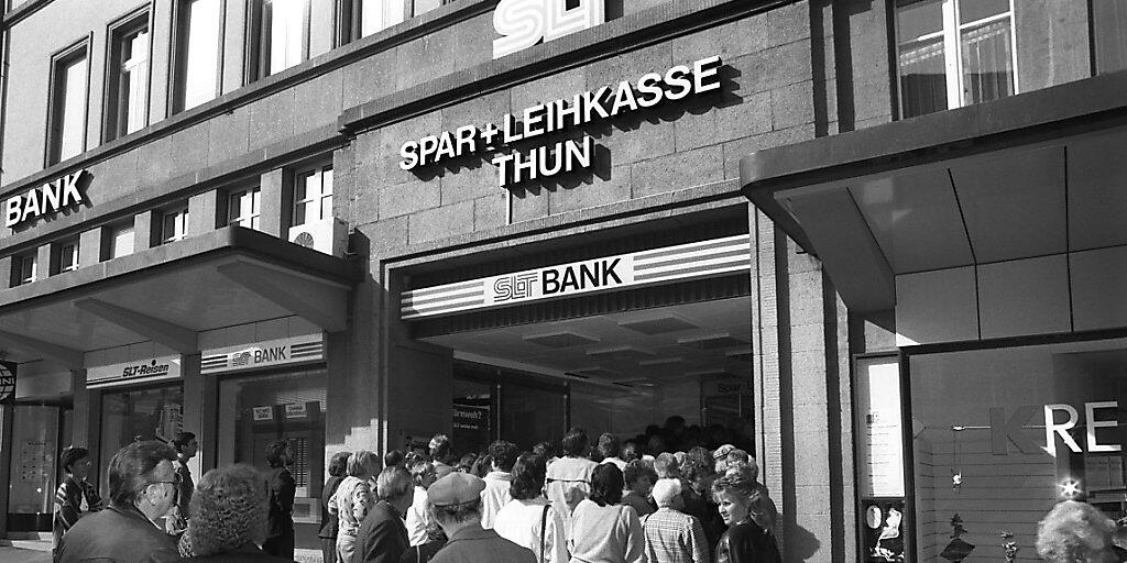 Solche Bilder soll die Reform des Einlagensicherungssystems künftig verhindern: Massenauflauf vor dem Eingang der Spar- und Leihkasse Thun (SLT) am 10. September 1991, bevor sie wegen Ueberschuldung im Oktober des selben Jahres geschlossen werden musste. (Archivbild)