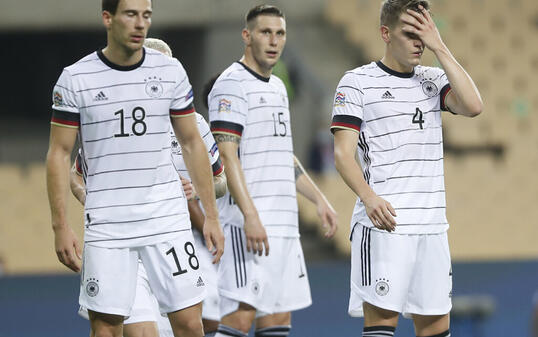 Ratlos im Debakel: Die Deutschen beim 0:6 gegen Spanien