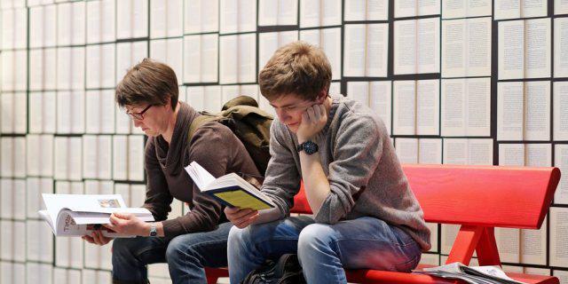 Besucher an der Buchmesse in Leipzig