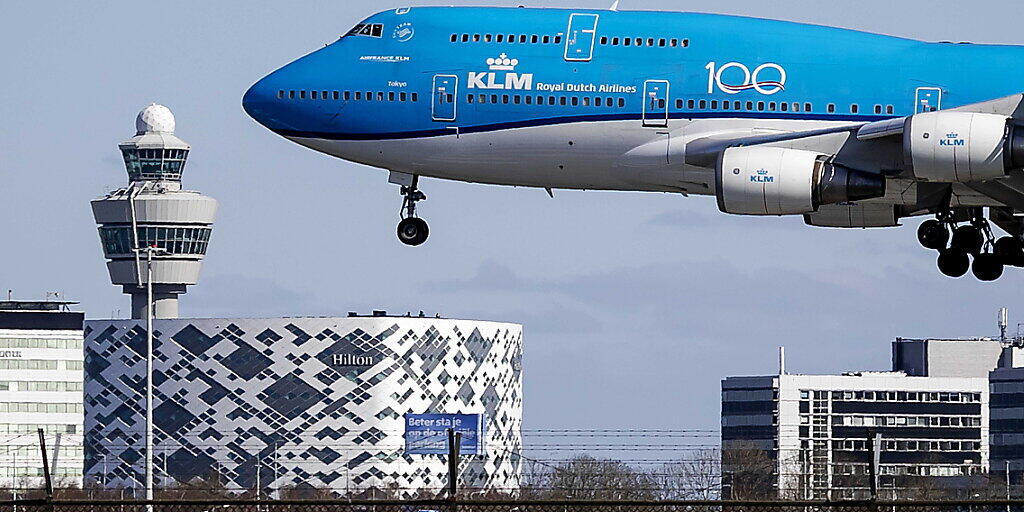 Die Fluggesellschaft Air France KLM erhält eine Finanzspritze im Umfang von 3,4 Milliarden Euro, um die Turbulenzen rund um die Corona-Pandemie meistern zu können. (Archivbild)