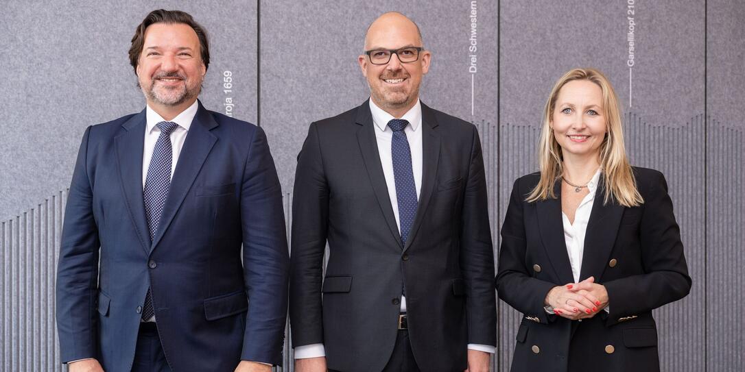 Frank J. Büchel, Stv. EFTA-Generalsekretär, Regierungschef Daniel Risch und EFTA-Generalsekretärin Siri Veseth Meling.