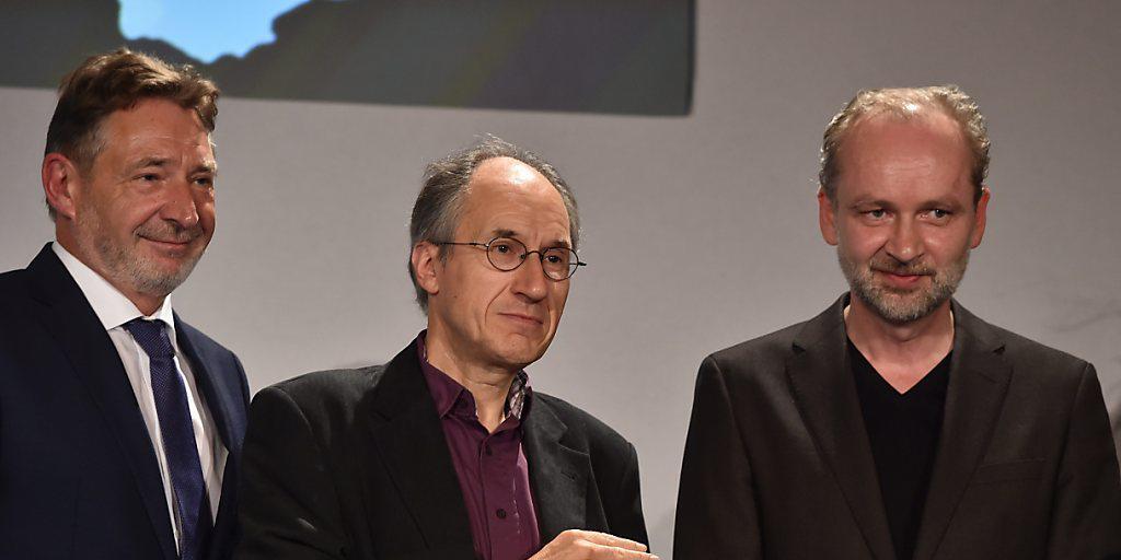Charlie-Hebdo-Chefredaktor Gérard Biard (M.) mit Laudator Ferdinand von Schirach (r.) und dem Potsdamer Bürgermeister Jann Jakobs. Charlie-Hebdo-Chefredaktor Gérard Biard (M.) mit Laudator Ferdinand von Schirach (r.) und dem Potsdamer Bürgermeister Jann Jakobs.