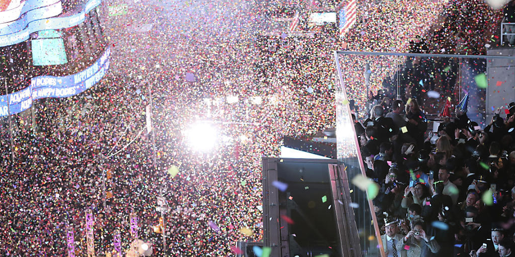 Statt Alkohol und Feuerwerk gab es in New York zum Jahresauftakt den traditionellen "Balldrop", bei dem ein Kristallball erstrahlt.