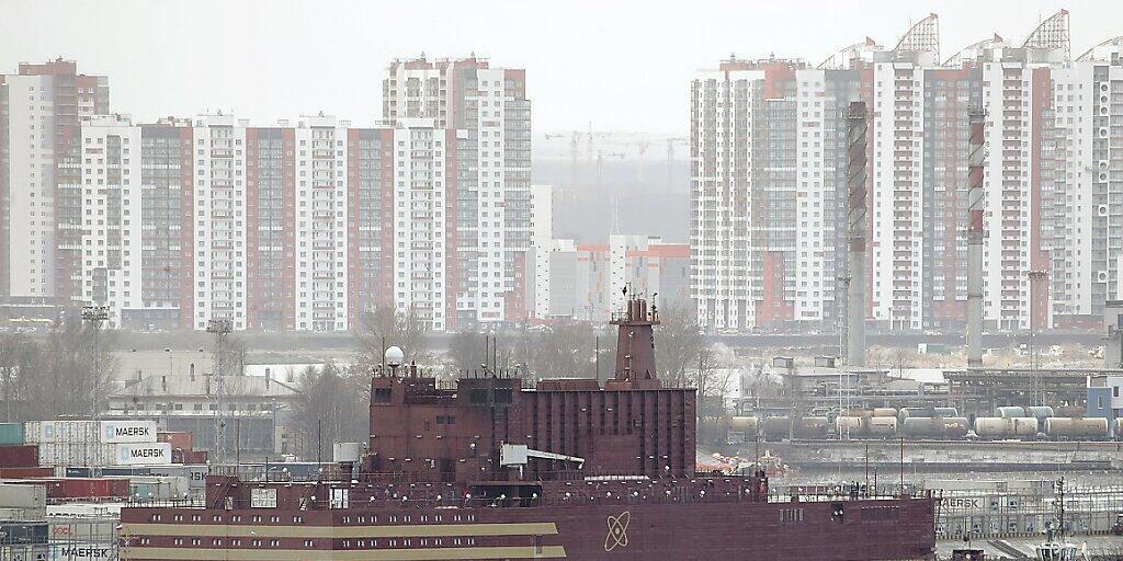 Das erste schwimmende AKW, die "Akademik Lomonossow" startet im nordrussischen Murmansk zu seiner Reise in den Fernen Osten Russlands.