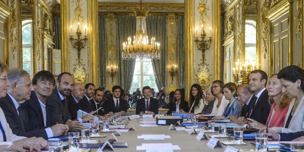 Das neue französische Kabinett bei seiner ersten Sitzung am Donnerstag in Paris. Das neue französische Kabinett bei seiner ersten Sitzung am Donnerstag in Paris.
