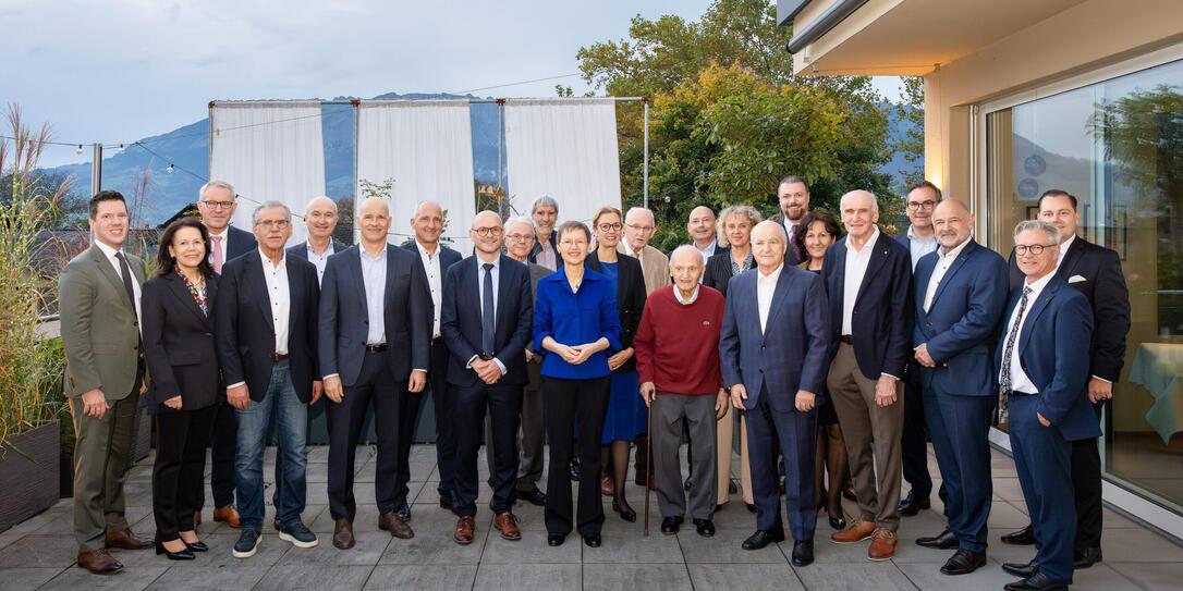 Die Teilnehmenden beim Treffen der Regierung mit den ehemaligen Regierungsmitgliedern.