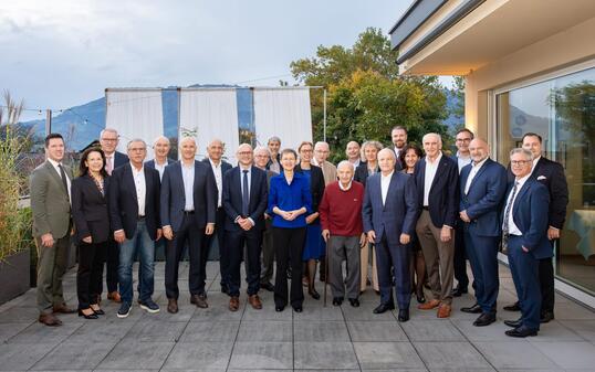Die Teilnehmenden beim Treffen der Regierung mit den ehemaligen Regierungsmitgliedern.