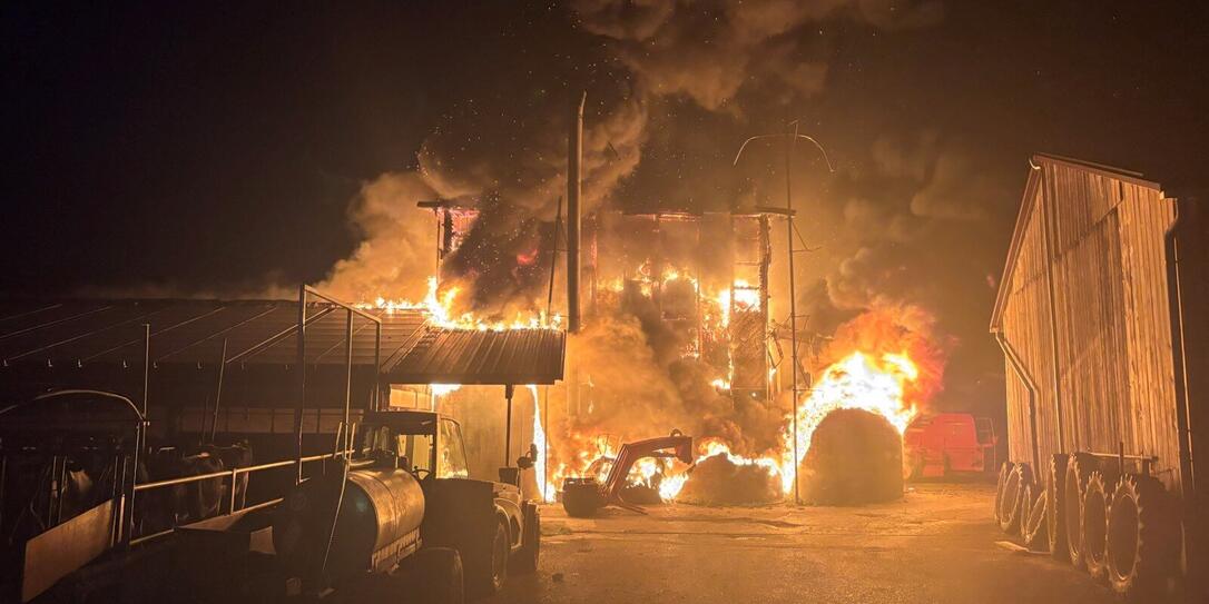 Es waren rund 100 Einsatzkräfte diverser Feuerwehren vor Ort.