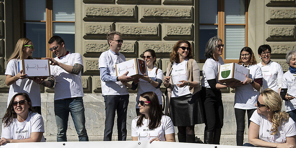 Die Initianten von Jeune Chambre Internationale (JCI) haben die Unterschriften für ihre Volksinitiative "Organspende fördern - Leben retten" eingereicht. Die Initianten von Jeune Chambre Internationale (JCI) haben die Unterschriften für ihre Volksinitiative "Organspende fördern - Leben retten" eingereicht.