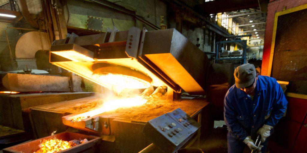 Gusseisen wird in einer Giesserei verarbeitet. Die Schweizer Gussindustrie musste auch 2016 eine Umsatzeinbusse verzeichnen. (Archiv) Gusseisen wird in einer Giesserei verarbeitet. Die Schweizer Gussindustrie musste auch 2016 eine Umsatzeinbusse verzeichnen. (Archiv)