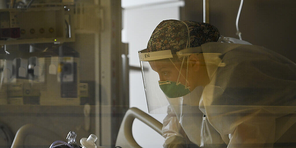 Eine Krankenschwester betreut auf der Intensivstation des North Memorial Health Hospital in Robbinsdale einen COVID-19-Patienten. Foto: Aaron Lavinsky/Star Tribune/AP/dpa Eine Krankenschwester betreut auf der Intensivstation des North Memorial Health Hospital in Robbinsdale einen COVID-19-Patienten. Foto: Aaron Lavinsky/Star Tribune/AP/dpa