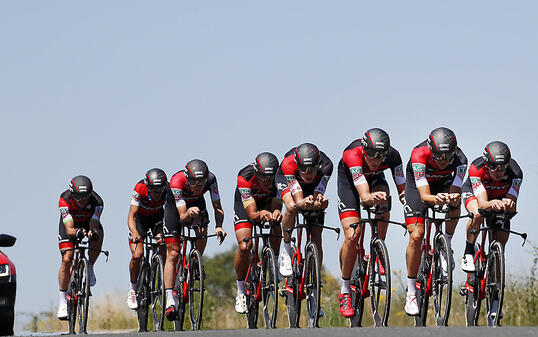 Das Team BMC auf dem Weg zum Sieg im Mannschaftszeitfahren