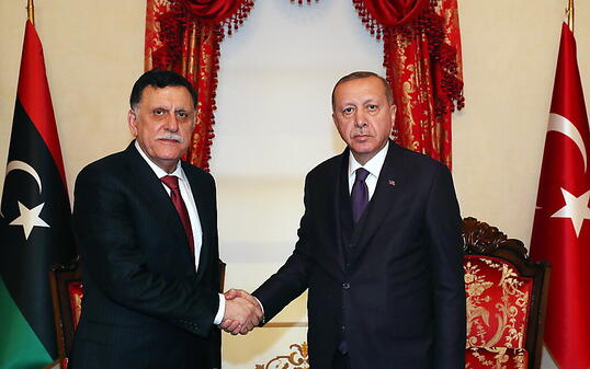 Der libysche Regierungschef Fajis al-Sarradsch (l) hat am Sonntag in Istanbul den türkischen Präsidenten Recep Tayyip Erdogan getroffen.