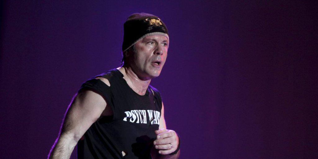 Sänger Bruce Dickinson persönlich fliegt die Boeing, die Iron Maiden und ihr Equipment um die Welt fliegen. Am 3. Juni wird die Band in Luzern erwartet (Archiv).