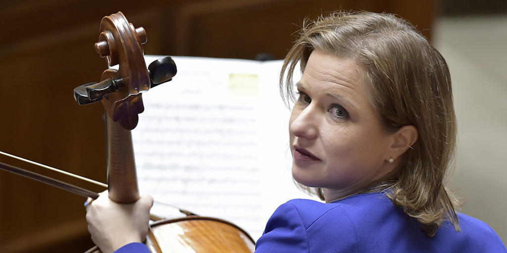 Die neue Nationalratspräsidentin, Christa Markwalder (FDP/BE), spielte am Montag im Bundeshaus Cello. Die neue Nationalratspräsidentin, Christa Markwalder (FDP/BE), spielte am Montag im Bundeshaus Cello.
