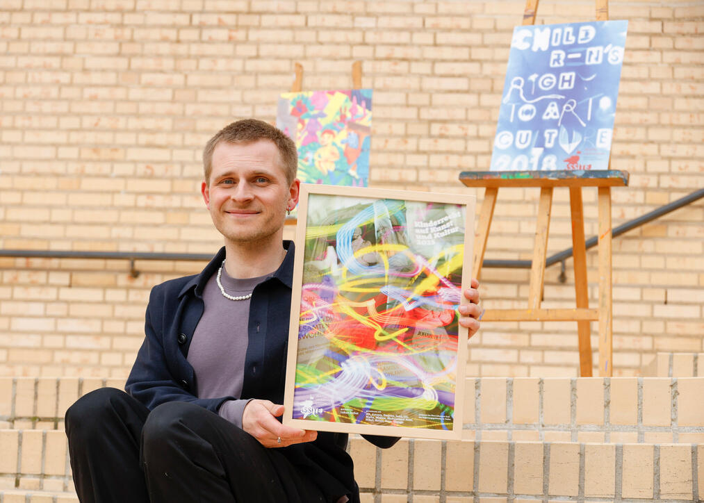 Assitej lud zur Plakatpräsentation von Lukas Zerbst ein.