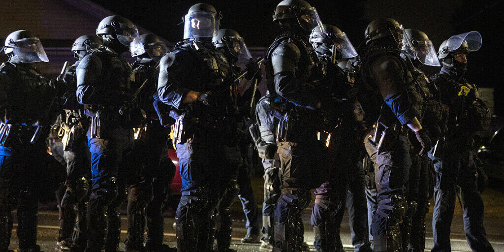 Polizisten beziehen Stellung gegen Demonstranten bei neuen Protesten gegen Rassismus und Polizeigewalt in Portland. Foto: Paula Bronstein/AP/dpa Polizisten beziehen Stellung gegen Demonstranten bei neuen Protesten gegen Rassismus und Polizeigewalt in Portland. Foto: Paula Bronstein/AP/dpa