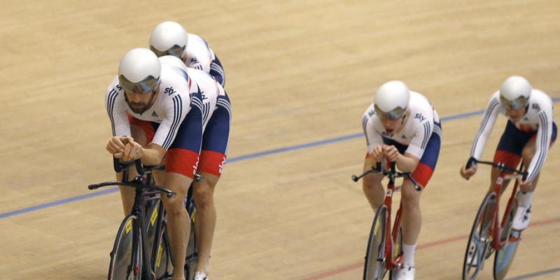 Das britische Team mit Olympiasieger Bradley Wiggins trainiert vor Beginn der Bahn-EM im Grenchner Velodrome.
