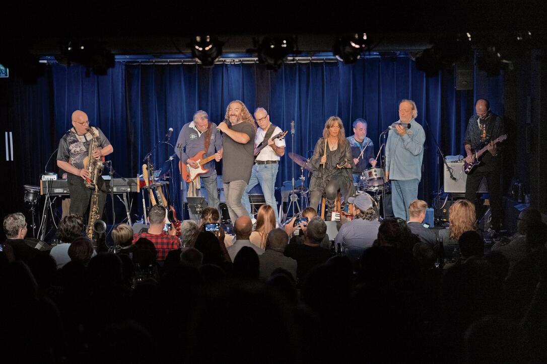 Die «Bluebones» mit Marion Kaiser, Günther Fritz, Gustl Pomberger, Märten Geiger, Martin Real, Sigi Vogt, Thomas Graf und Hansjörg Frommelt sowie Fido Nutt als Gastmusiker  boten im Schlösslekeller einen Abend voller Humor, Leidenschaft und handgemachter Energie. Antonella Lombardo fehlte krankheitsbedingt.