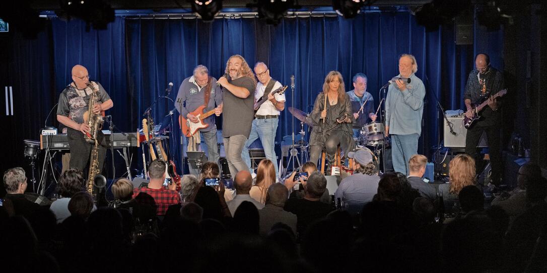 Die «Bluebones» mit Marion Kaiser, Günther Fritz, Gustl Pomberger, Märten Geiger, Martin Real, Sigi Vogt, Thomas Graf und Hansjörg Frommelt sowie Fido Nutt als Gastmusiker boten im Schlösslekeller einen Abend voller Humor, Leidenschaft und handgemachter Energie. Antonella Lombardo fehlte krankheitsbedingt.