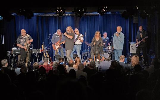 Die «Bluebones» mit Marion Kaiser, Günther Fritz, Gustl Pomberger, Märten Geiger, Martin Real, Sigi Vogt, Thomas Graf und Hansjörg Frommelt sowie Fido Nutt als Gastmusiker boten im Schlösslekeller einen Abend voller Humor, Leidenschaft und handgemachter Energie. Antonella Lombardo fehlte krankheitsbedingt.