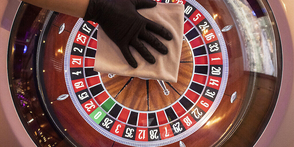Vorsicht ist auch beim Zocken angesagt: Desinfektion eines Roulette-Tisch im Casino in Zürich.