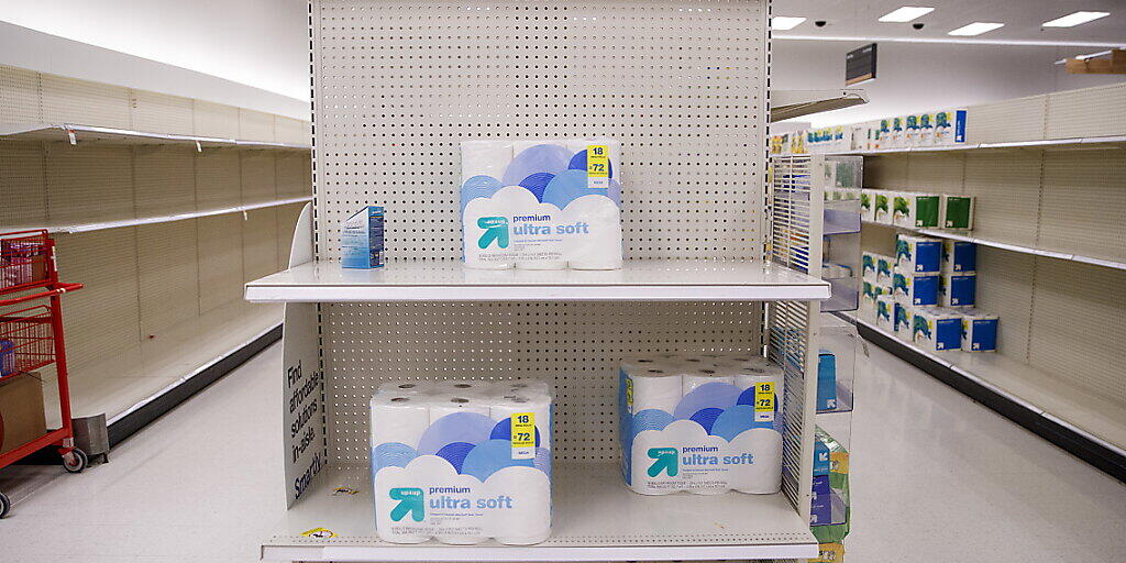 In den USA kommt es derzeit - analog zur Situation im März - zu Hamsterkäufen von Toilettenpapier. (Archivbild)
