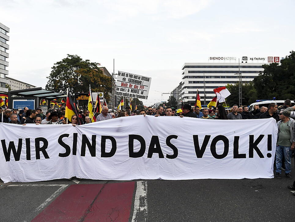 Die Bewegung Pro Chemnitz verlangt einen Stopp der Zuwanderung - vor allem von Muslimen (ähnlich der Pegida) und demonstriert mit dem Slogan "Wir sind das Volk", weil sie sich von der etablierten Politik ignoriert fühlt. Verbindungen zur Nazi-Szene sind teilweise nachgewiesen.
