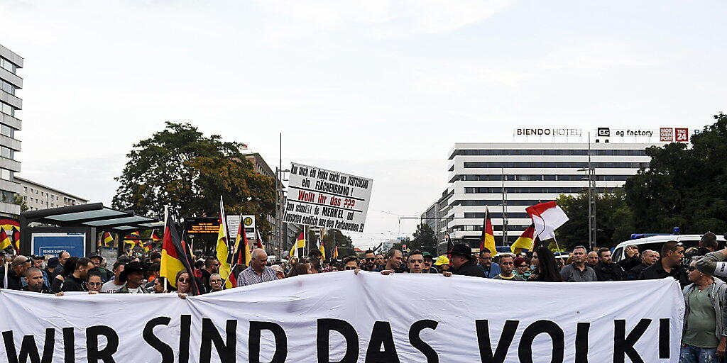 Die Bewegung Pro Chemnitz verlangt einen Stopp der Zuwanderung - vor allem von Muslimen (ähnlich der Pegida) und demonstriert mit dem Slogan "Wir sind das Volk", weil sie sich von der etablierten Politik ignoriert fühlt. Verbindungen zur Nazi-Szene sind teilweise nachgewiesen.