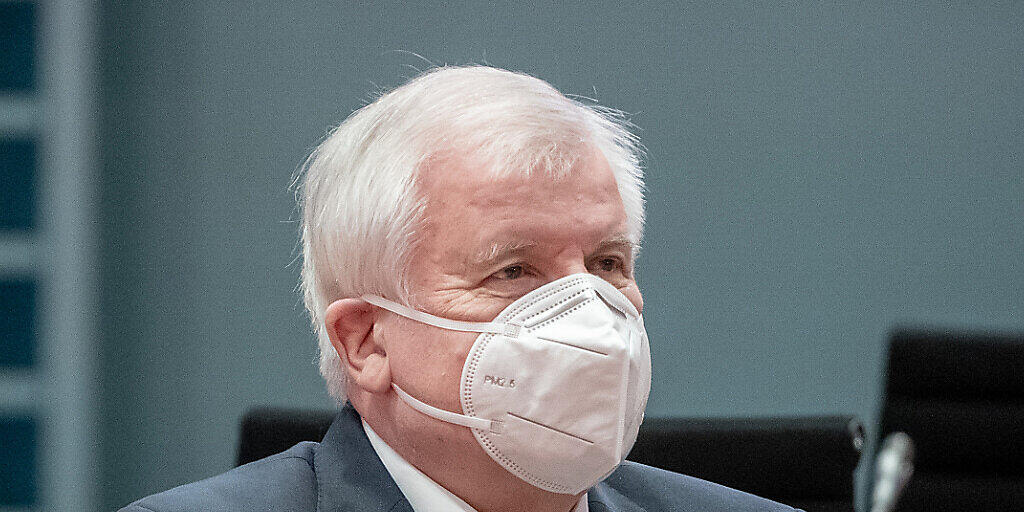 ARCHIV - Horst Seehofer (CSU), Bundesminister des Innern, für Bau und Heimat, wartet auf den Beginn der Sitzung des Bundeskabinetts im Kanzleramt. Foto: Michael Kappeler/dpa-pool/dpa ARCHIV - Horst Seehofer (CSU), Bundesminister des Innern, für Bau und Heimat, wartet auf den Beginn der Sitzung des Bundeskabinetts im Kanzleramt. Foto: Michael Kappeler/dpa-pool/dpa