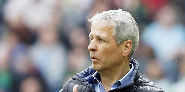 "Daumen hoch" bei Gladbach-Trainer Lucien Favre "Daumen hoch" bei Gladbach-Trainer Lucien Favre