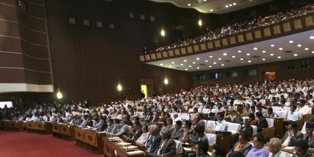 Seit dem Waffenstillstand von 2006 warten die Bürger Nepals auf eine demokratische Verfassung. Doch die 2008 und erneut 2013 gewählte verfassungsgebende Versammlung war vor allem mit internen Machtkämpfen beschäftigt. Im Bild die Vereidigung des Parlaments in Kathmandu am 27. Mai 2008. (Archiv) Seit dem Waffenstillstand von 2006 warten die Bürger Nepals auf eine demokratische Verfassung. Doch die 2008 und erneut 2013 gewählte verfassungsgebende Versammlung war vor allem mit internen Machtkämpfen beschäftigt. Im Bild die Vereidigung des Parlaments in Kathmandu am 27. Mai 2008. (Archiv)