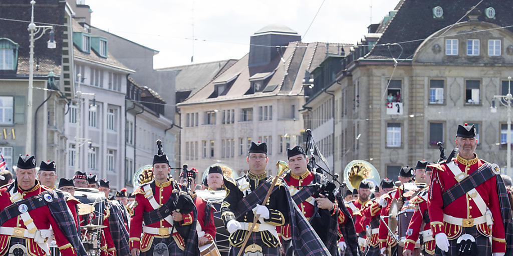 Eine schottische Formation läuft durch die Basler Innenstadt.