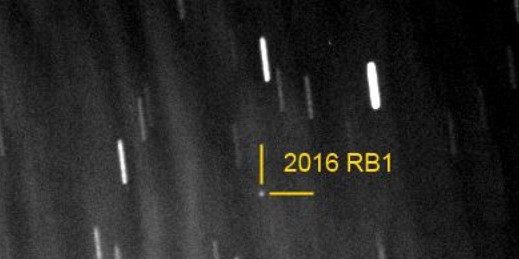 Der Lichtpunkt des Kleinen Planeten 2016 RB1 ist vor dem Sternhintergrund unterwegs.